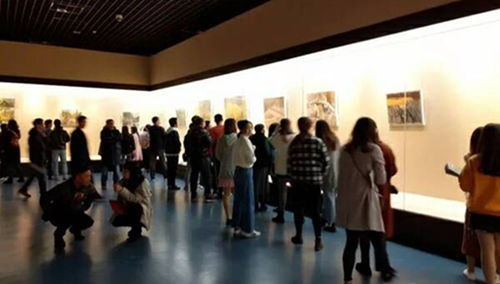 艺术学院组织美术学专业学生参观油画展 在艺术交流中深化专业认知